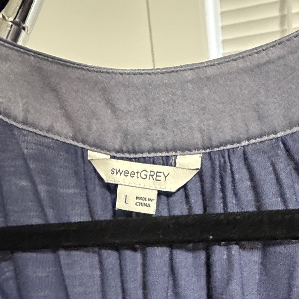Elegant Blue Sleeveless Blouse - Picture 2 of 3